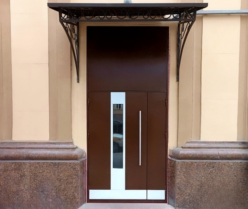 С верхним расширением, отбойником и стеклом