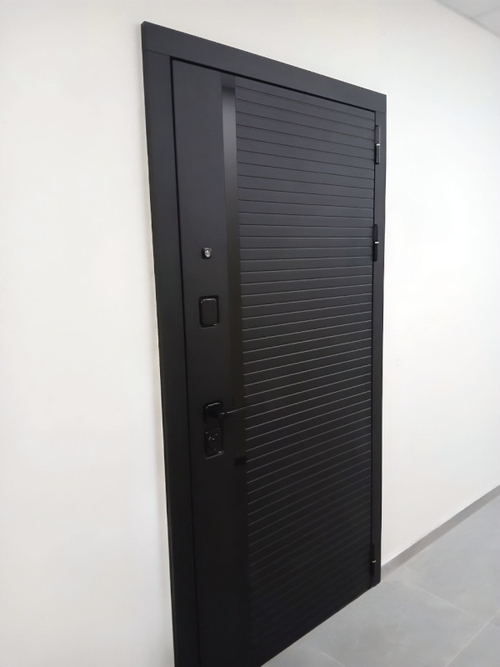 Дверь в квартиру с зеркалом внутри