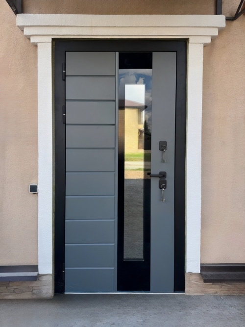 Уличная дверь со стеклом