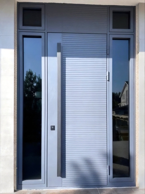 Дверь с боковыми вставками